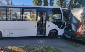 В Воронеже пассажирский автобус столкнулся с автомобилем, пострадали 6 человек
