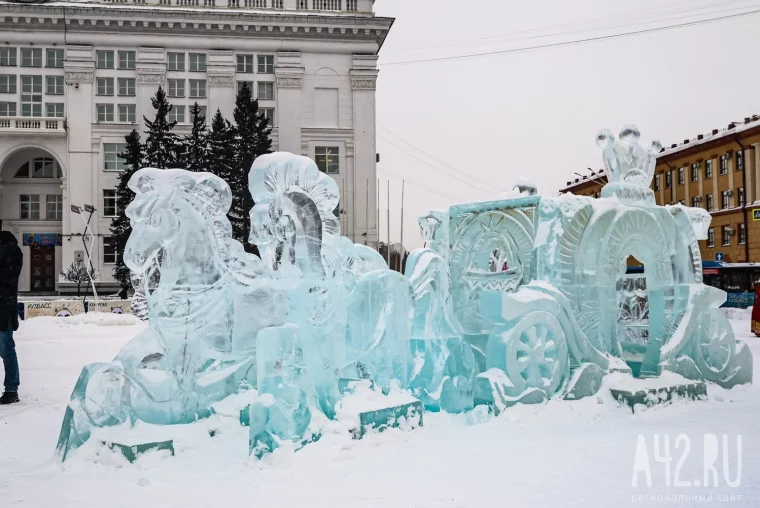 Фото: В Кемерове официально открыли ледовый городок на площади Советов 5