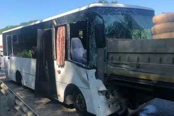 Фото: На Кубани 17 человек пострадали в ДТП с автобусом и грузовиком 1