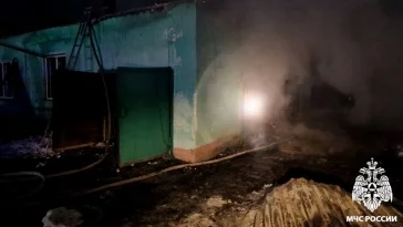 Фото: Двухквартирный дом и баня загорелись в Новокузнецком округе 3