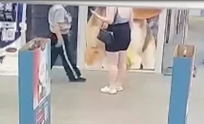 Кемеровчанка попала на видео, пытаясь выйти из магазина с неоплаченным товаром