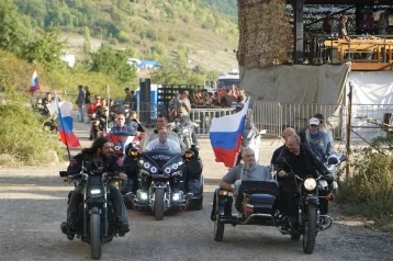 Фото: Владимир Путин приехал на байк-шоу в Крыму на мотоцикле 1