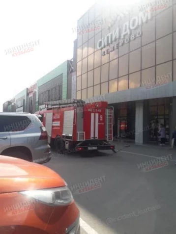 Фото:  Очевидцы сообщили об эвакуации посетителей торгового центра в Кемерове 1