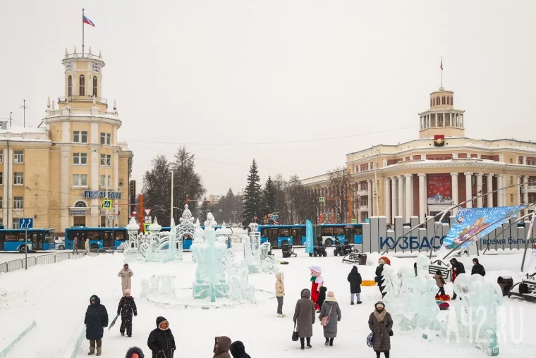 Фото: В Кемерове официально открыли ледовый городок на площади Советов 7