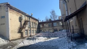 Фото: В минобрнауки Кузбасса прокомментировали обрушение пристройки школы 1