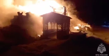 Фото: В Омской области горит недостроенная церковь, огнём охвачено 330 квадратных метров  1