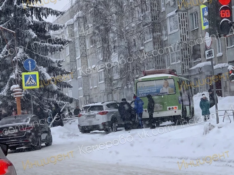 Фото: В Кемерове автомобиль врезался в маршрутку, которая вылетела на тротуар 2