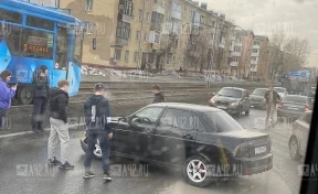 В Кемерове на Космической улице столкнулись два автомобиля: образовалась пробка