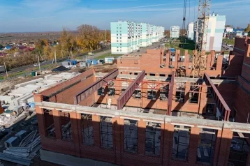 Фото: Кирпичная кладка и монтаж окон: власти Кемерова рассказали о ходе строительства школы на 825 мест 1