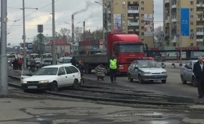 Около кемеровского вокзала легковушка вылетела на трамвайные пути