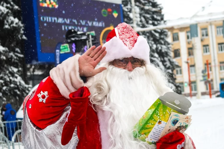 Фото: В Кемерове официально открыли ледовый городок на площади Советов 6