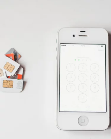 Вернувшимся из-за границы россиянам временно заблокируют сим-карты