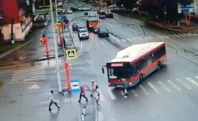 В Кемерове автобус сбил пенсионерку: водитель скрылся с места ДТП