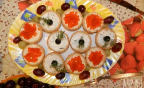 Россиянам рассказали о новой схеме мошенников перед Новым годом, связанной с с красной икрой