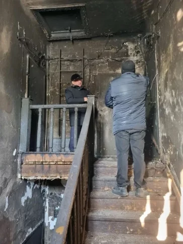 Фото: В кузбасском городе загорелся подъезд многоквартирного дома 1