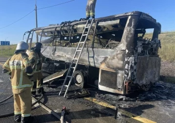 Фото: Рейсовый автобус с пассажирами загорелся на трассе в Адыгее  1