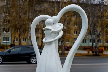 Фото: Влюблённая пара на фоне сердца: мэр кузбасского города показал новый арт-объект 2