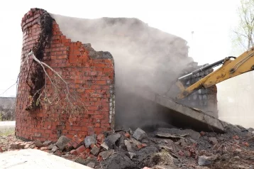 Фото: В Кемерове снесли 13 опасных заброшенных строений 1