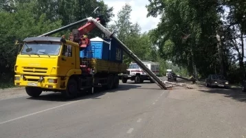 Фото: В кузбасском городе КамАЗ повредил теплотрассу и заблокировал движение 1