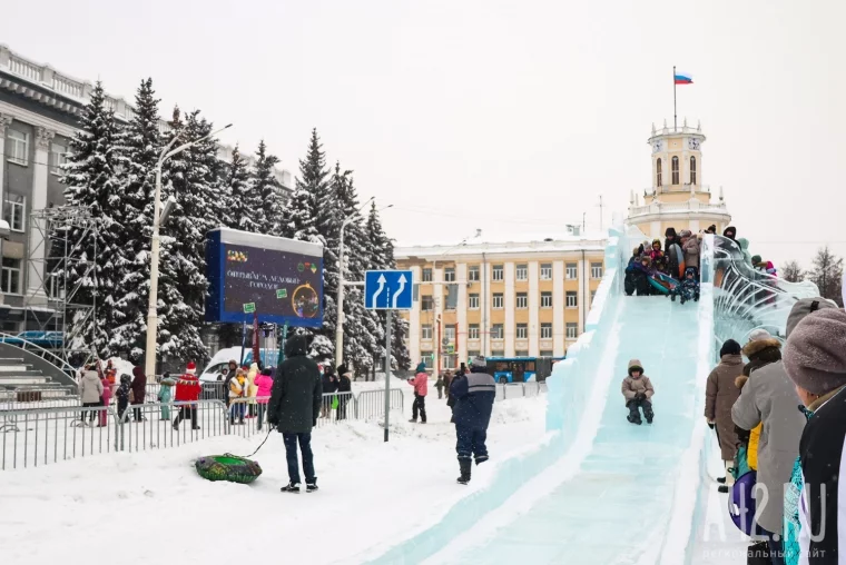 Фото: В Кемерове официально открыли ледовый городок на площади Советов 4