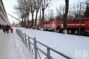 Фото: Семь пожарных машин выехали на тушение возгорания в центре Кемерова 1
