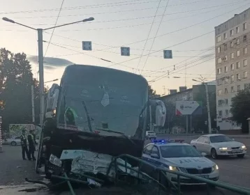 Фото: В ГИБДД прокомментировали ДТП с автобусом, врезавшимся в дорожное ограждение в Кузбассе 1