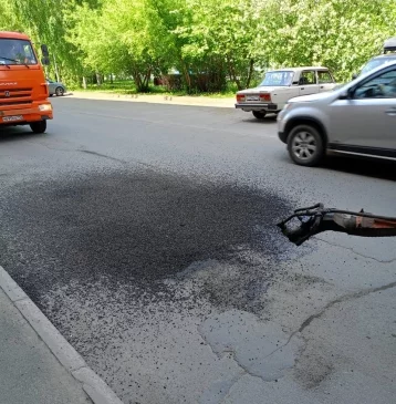 Фото: В Кемерове дорожники начали ямочный ремонт на улице Нахимова 1