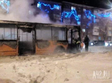 Фото: ЧП: в Кемерове на проспекте Шахтёров полностью выгорел пассажирский автобус 1