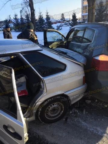 Фото: Появилось видео ДТП в Кемерове, в котором пострадал один человек 1