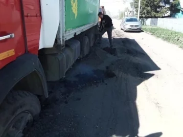 Фото: «Утонула на ходу»: в кузбасском городе на дороге провалилась машина  1