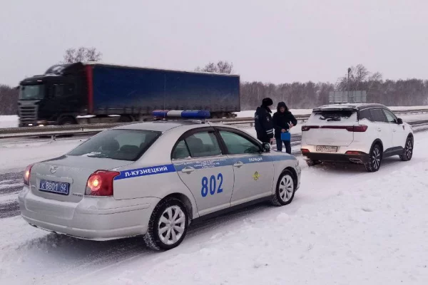 В Кузбассе инспекторы ДПС съездили за бензином для заглохшего на дороге водителя