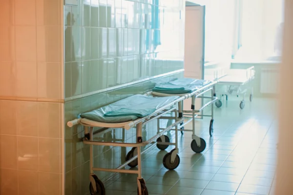 В Подмосковье мужчина с ножом ворвался в больницу и попытался напасть на врача