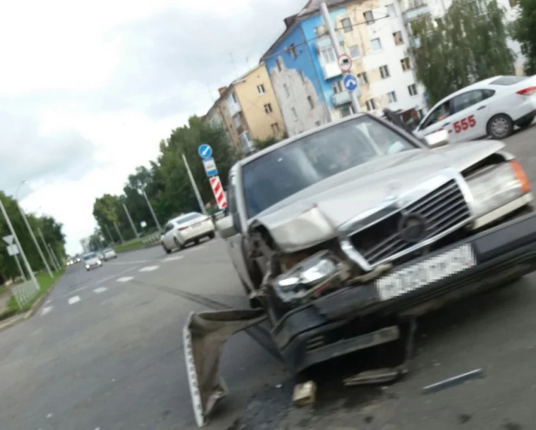 Фото: В Кемерове столкнулись кроссовер и Mercedes 2