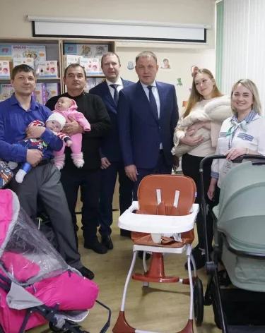 Губернатор Кузбасса проверил работу бесплатного проката вещей для новорождённых