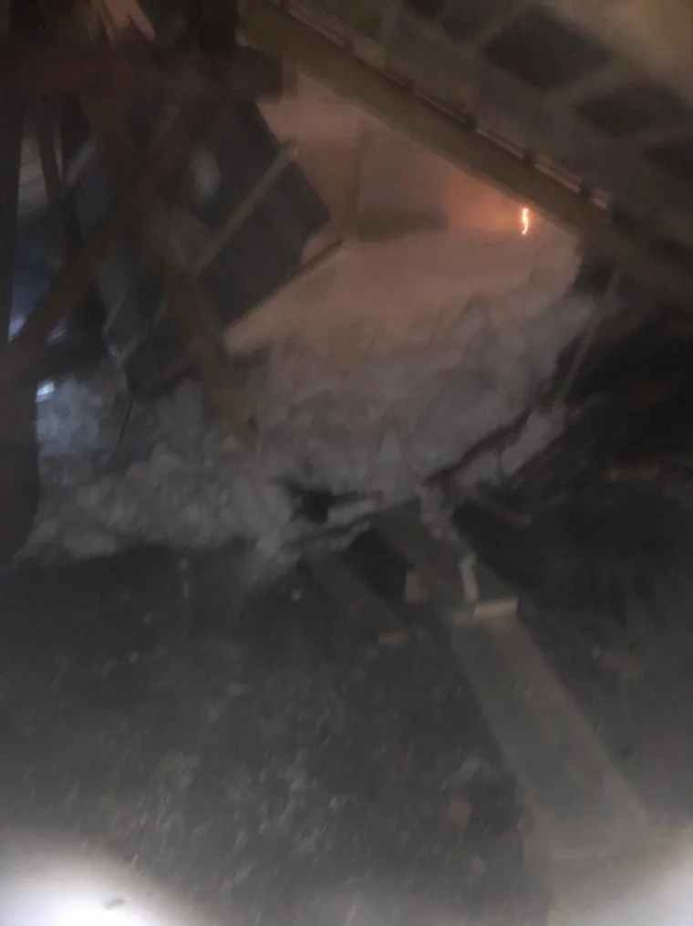 Фото: В Новокузнецке ночью частично обрушилась крыша пятиэтажки 2