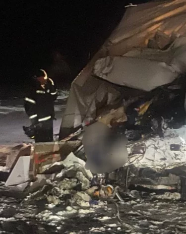 Два человека погибли в ночном ДТП c грузовиком на трассе Р-255 в Кузбассе