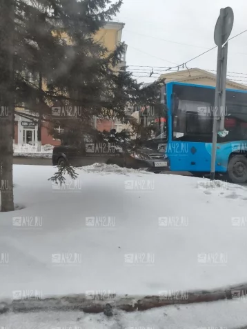 Фото: В Кемерове на Советском проспекте столкнулись легковой автомобиль и автобус 1
