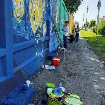 Фото: Улицу кузбасского города украсили картины Ван Гога 1