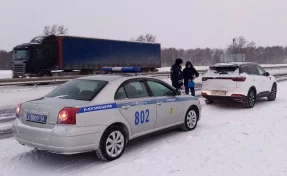 В Кузбассе инспекторы ДПС съездили за бензином для заглохшего на дороге водителя