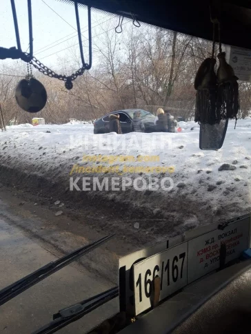 Фото: Перелетела через сугроб: в Кемерове иномарка заблокировала движение трамваев 3