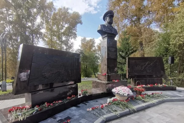 В Кемерове установили памятник легендарному «угольному генералу»