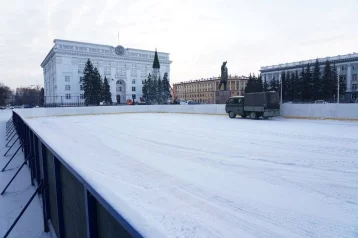 Фото: В Кемерове начали заливать каток на площади Советов 1