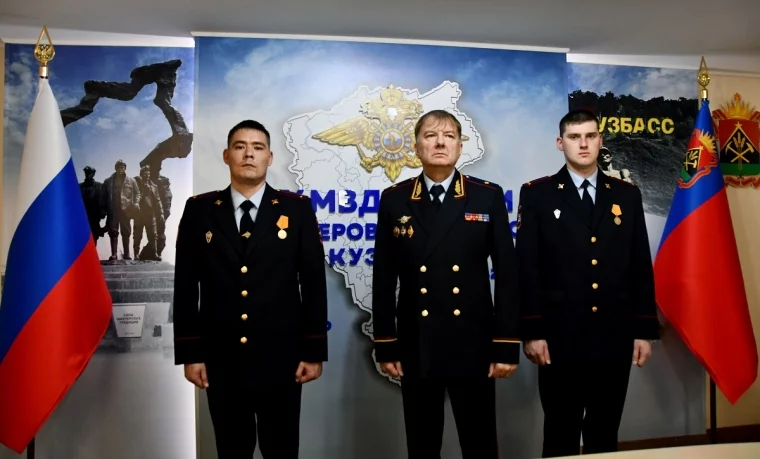Фото: Глава МВД России наградил двух полицейских из Кузбасса за героизм: они спасли женщину и ребёнка 4