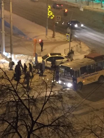 Фото: В Кемерове произошло ДТП с маршруткой: пострадали пассажиры 1