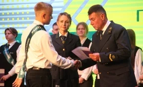 В Кузбассе выпускникам Профклассов.ФМ вручили аттестаты