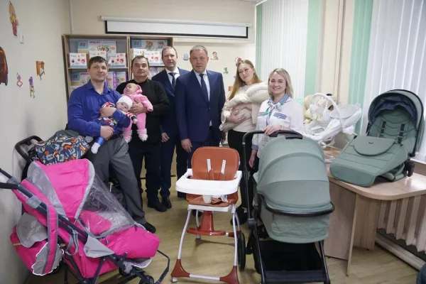 Губернатор Кузбасса проверил работу бесплатного проката вещей для новорождённых