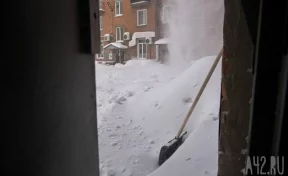 «Сами двор чистим»: кемеровчане жалуются на залежи снега по всему городу