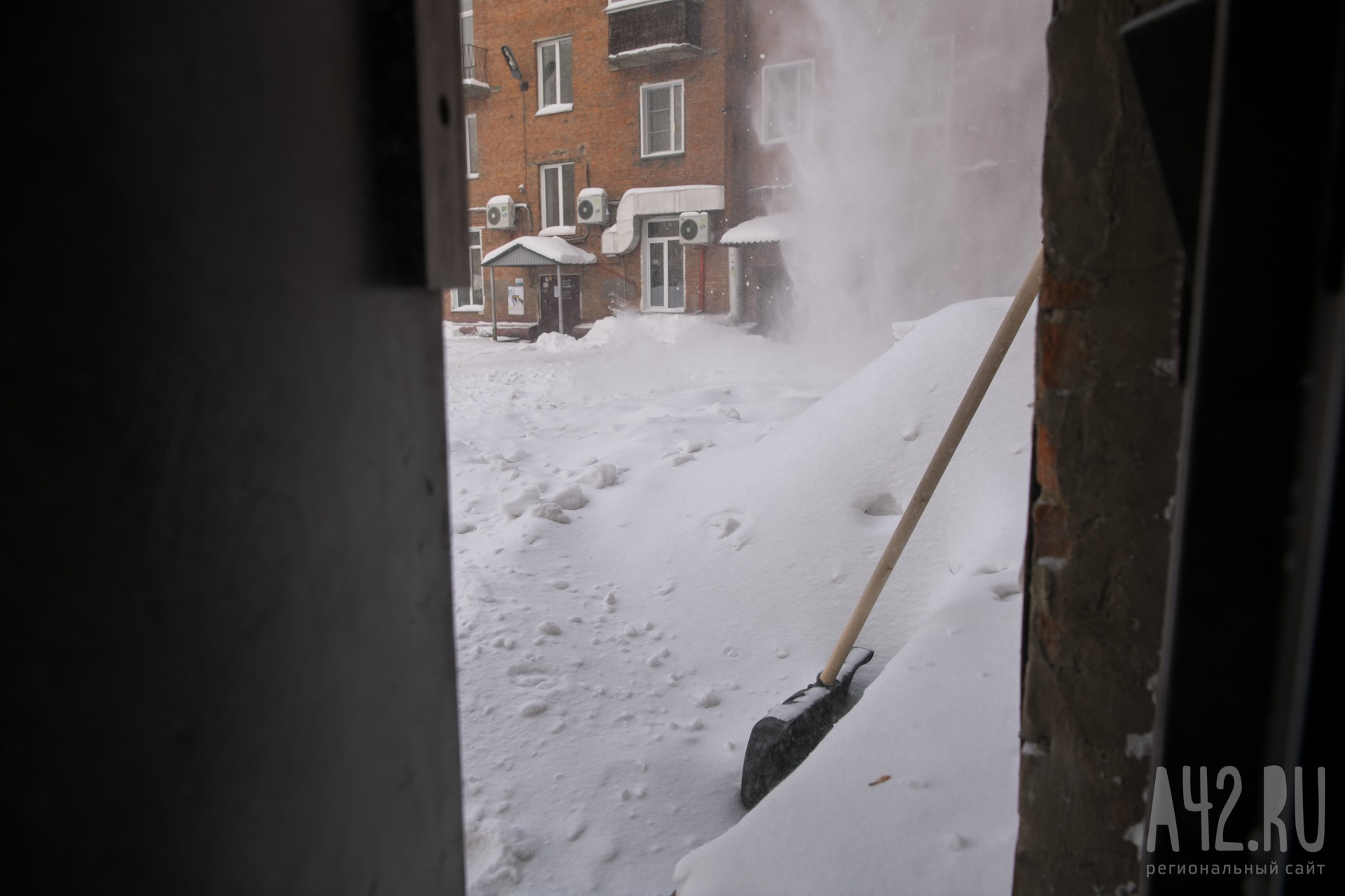 В Кемерове жители сами взяли лопаты  вышли расчищать дворы от снега