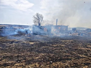 Фото: В Кузбассе из-за поджога травы сгорели 4 дома: пожар тушили почти 9 часов 1