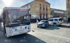 В центре Кемерова столкнулись автобус №226 и LADA Granta